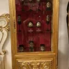 Casa Padrino Barock Vitrine Gold / Bordeauxrot - Handgefertigter Massivholz Antik Stil Vitrinenschrank mit Glastür und Schublade - Antik Stil Möbel - Barock Möbel - Wohnzimmer Möbel im Barockstil