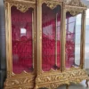 Casa Padrino Barock Vitrine Gold / Bordeauxrot - Handgefertigter Massivholz Vitrinenschrank mit 3 Glastüren und Glitzersteinen - Barock Möbel - Edel & Prunkvoll