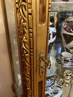 Casa Padrino Barock Vitrine Gold / Creme - Handgefertigter Massivholz Vitrinenschrank mit Glastür und Marmorplatte - Wohnzimmer Möbel im Barockstil - Barock Möbel - Barock Einrichtung