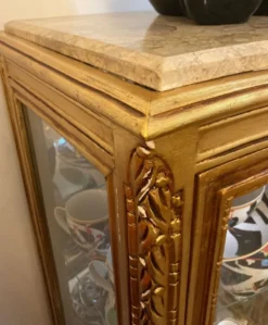 Casa Padrino Barock Vitrine Gold / Creme - Handgefertigter Massivholz Vitrinenschrank mit Glastür und Marmorplatte - Wohnzimmer Möbel im Barockstil - Barock Möbel - Barock Einrichtung