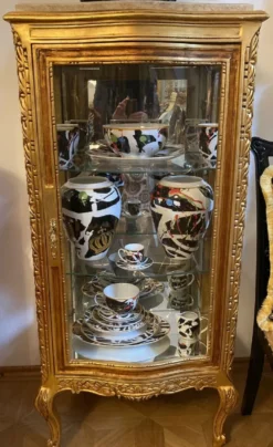 Casa Padrino Barock Vitrine Gold / Creme - Handgefertigter Massivholz Vitrinenschrank mit Glastür und Marmorplatte - Wohnzimmer Möbel im Barockstil - Barock Möbel - Barock Einrichtung