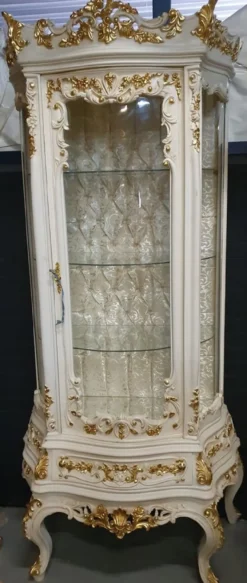 Casa Padrino Barock Vitrine Weiß / Gold - Barock Vitrinenschrank mit Glastür und Schublade - Barock Wohnzimmer Möbel - Edel & Prunkvoll