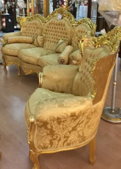 Casa Padrino Barock Wohnzimmer Set Gold Muster / Gold - 1 Barock Sofa & 2 Barock Sessel - Wohnzimmer Möbel im Barockstil - Barock Möbel - Barock Wohnzimmer Einrichtung