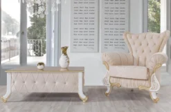 Casa Padrino Barock Wohnzimmer Set Beige / Weiß / Gold - 2 Sofas & 2 Sessel & 1 Couchtisch - Wohnzimmer Möbel im Barockstil - Edle Barock Möbel