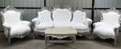 Casa Padrino Barock Wohnzimmer Set Weiß / Silber - 1 Barock Kunstleder Sofa & 2 Barock Kunstleder Sessel - Wohnzimmer Möbel im Barockstil - Barock Möbel - Barock Wohnzimmer Einrichtung