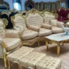 Casa Padrino Barock Wohnzimmer Set Gold Muster / Gold - 1 Barock Sofa & 2 Barock Sessel - Wohnzimmer Möbel im Barockstil - Barock Möbel - Wohnzimmer Einrichtung im Barockstil