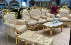 Casa Padrino Barock Wohnzimmer Set Gold Muster / Gold - 1 Barock Sofa & 2 Barock Sessel - Wohnzimmer Möbel im Barockstil - Barock Möbel - Wohnzimmer Einrichtung im Barockstil