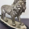 Casa Padrino Bronzefigur Löwe auf Marmorsockel Silber / Schwarz 49 x 16 x H. 31 cm - Luxus Deko Figur