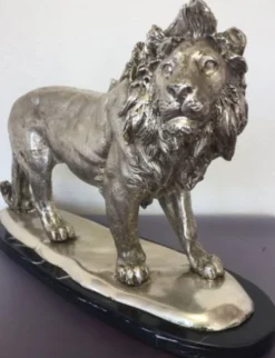 Casa Padrino Bronzefigur Löwe auf Marmorsockel Silber / Schwarz 49 x 16 x H. 31 cm - Luxus Deko Figur
