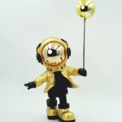Casa Padrino Deko Figur Astronaut mit Ballon Gold / Schwarz H. 48 cm - Deko Skulptur