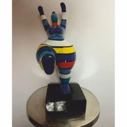 Casa Padrino Deko Figur Frau beim Sport Bunt mit Streifen H. 48 cm - Ausstellungsstück