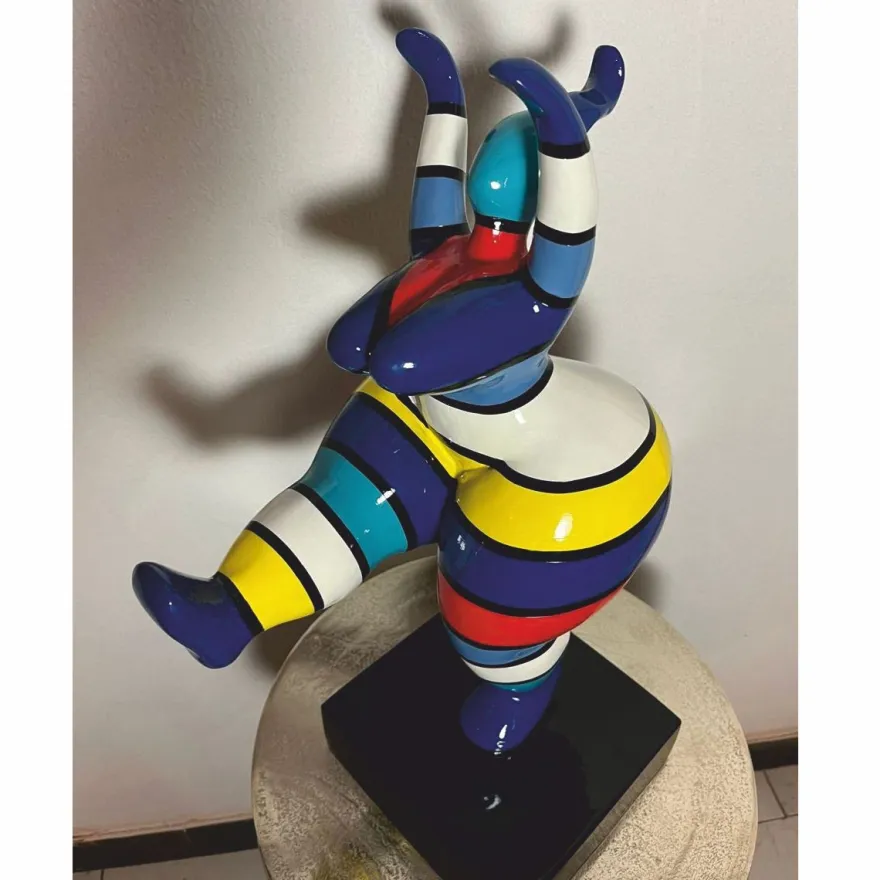 Casa Padrino Deko Figur Frau beim Sport Bunt mit Streifen H. 48 cm - Ausstellungsstück