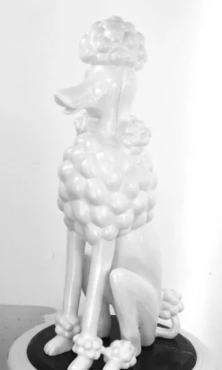 Casa Padrino Dekofigur Pudel Hund Weiß H. 63 cm - Wetterbeständige Deko Skulptur - Wohnzimmer Deko - Garten Deko - Terrassen Deko