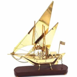 Casa Padrino Deko Messing Segelschiff auf Holzsockel Gold / Dunkelbraun H. 43 cm