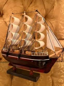 Casa Padrino Deko Segelschiff Belem Braun / Weiß / Naturfarben 20 x 5 x H. 20 cm - Handgefertigtes Deko Schiff - Deko Holzschiff - Modellschiff - Deko Accessoires