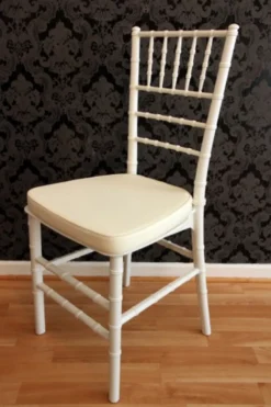 Casa Padrino Designer Acryl Stuhl Ghost Chair in Weiß mit Sitzkissen in Creme - 92,5 x 40 x 46 cm - Polycarbonat Stuhl