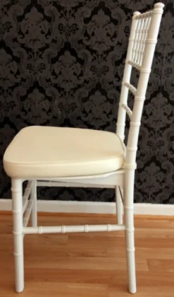 Casa Padrino Designer Acryl Stuhl Ghost Chair in Weiß mit Sitzkissen in Creme - 92,5 x 40 x 46 cm - Polycarbonat Stuhl