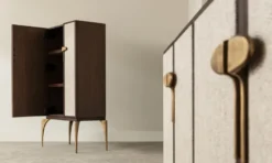 Casa Padrino Designer Barschrank Braun / Grau / Messing 90 x 50 x H. 160 cm - Massivholz Schrank mit 2 Türen - Wohnzimmer Möbel - Hotel Möbel - Luxus Kollektion