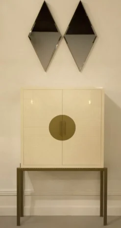 Casa Padrino Designer Barschrank Creme / Messing 120 x 40 x H. 190 cm - Edler Weinschrank mit hochwertigen Keramikfliesen - Bar Möbel - Hotel Möbel - Luxus Qualität