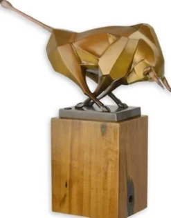 Casa Padrino Designer Bronzefigur Stier Bronze / Gold / Braun 43,5 x 12,9 x H. 44,5 cm - Bronze Skulptur mit Holzsockel - Wohnzimmer Deko - Schreibtisch Deko - Elegante Dekofigur