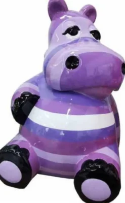 Casa Padrino Designer Deko Skulptur Sitzendes Nilpferd Lila / Mehrfarbig H. 48 cm - Wetterbeständige Dekofigur - Wohnzimmer Deko - Garten Deko - Terrassen Deko