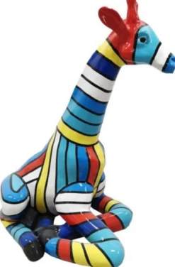 Casa Padrino Designer Deko Skulptur sitzende Giraffe mit Streifen Mehrfarbig H. 80 cm - Wetterbeständige Dekofigur - Wohnzimmer Garten Terrassen Deko