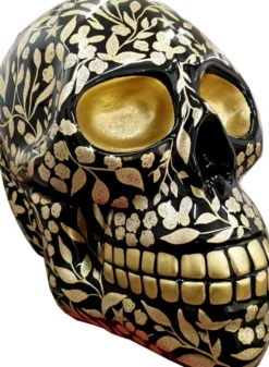 Casa Padrino Designer Deko Skulptur Totenkopf mit Glitzer Look Schwarz / Gold 44 x 58 x H. 66 cm - Wetterbeständige Dekofigur - Wohnzimmer Deko - Garten Deko Skull