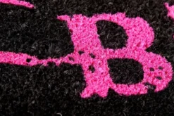 Casa Padrino Designer Fußmatte Bitch mit Schriftzug, schwarz-pink, Länge 70 cm, Breite 40 cm, Höhe 2 cm
