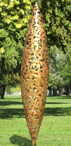 Casa Padrino Designer Garten Skulptur Zapfen Kegel Rostfarben Ø 40 x H. 200 cm - Handgefertigte Gartenfigur - Luxus Garten Dekoration