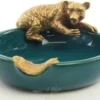 Casa Padrino Designer Porzellan Aschenbecher mit Bronzefiguren Bär & Fisch Grün / Gold 13 x 11,6 x H. 5,7 cm - Deko Accessoires