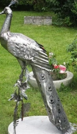 Casa Padrino Gartendeko Skulptur Pfau Silber 50 x 75 x H. 118 cm - Elegante Edelstahl Gartendeko Figur - Wetterbeständige Gartenfigur