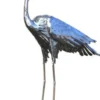 Casa Padrino Gartendeko Skulptur Reiher Vogel mit Fisch Silber 50 x 105 x H. 110 cm - Elegante Gartendeko Figur - Wetterbeständige Gartenfigur