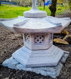 Casa Padrino Garten Leuchte im Japanischen Stil Pagode Grau 50 x 50 x H. 47 cm - Garten & Terrassen Leuchte - Wetterbeständige Garten Laterne - Garten Terrassen Beleuchtung