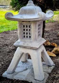 Casa Padrino Garten Leuchte im Japanischen Stil Pagode Grau 39 x 39 x H. 71 cm - Garten & Terrassen Leuchte - Wetterbeständige Garten Laterne - Garten Terrassen Beleuchtung