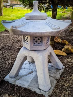Casa Padrino Garten Leuchte im Japanischen Stil Pagode Grau 50 x 50 x H. 64 cm - Garten & Terrassen Leuchte - Wetterbeständige Garten Laterne - Garten Terrassen Beleuchtung