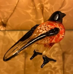 Casa Padrino Glasfigur Chickadee Vogel, bunte Dekofigur, Skulptur aus Glas, 10,5 x 3,5 x H 6,2 cm