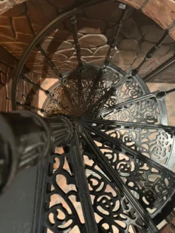 Casa Padrino Gusseisen Wendeltreppe Weiß Ø 133 x H. 304 cm - Rustikale Spiraltreppe mit 15 Stufen - Massive Gusseisen Treppe