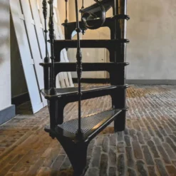 Casa Padrino Gusseisen Wendeltreppe mit Geländer linke Seite Schwarz H. 300 cm - Rustikale Spiraltreppe
