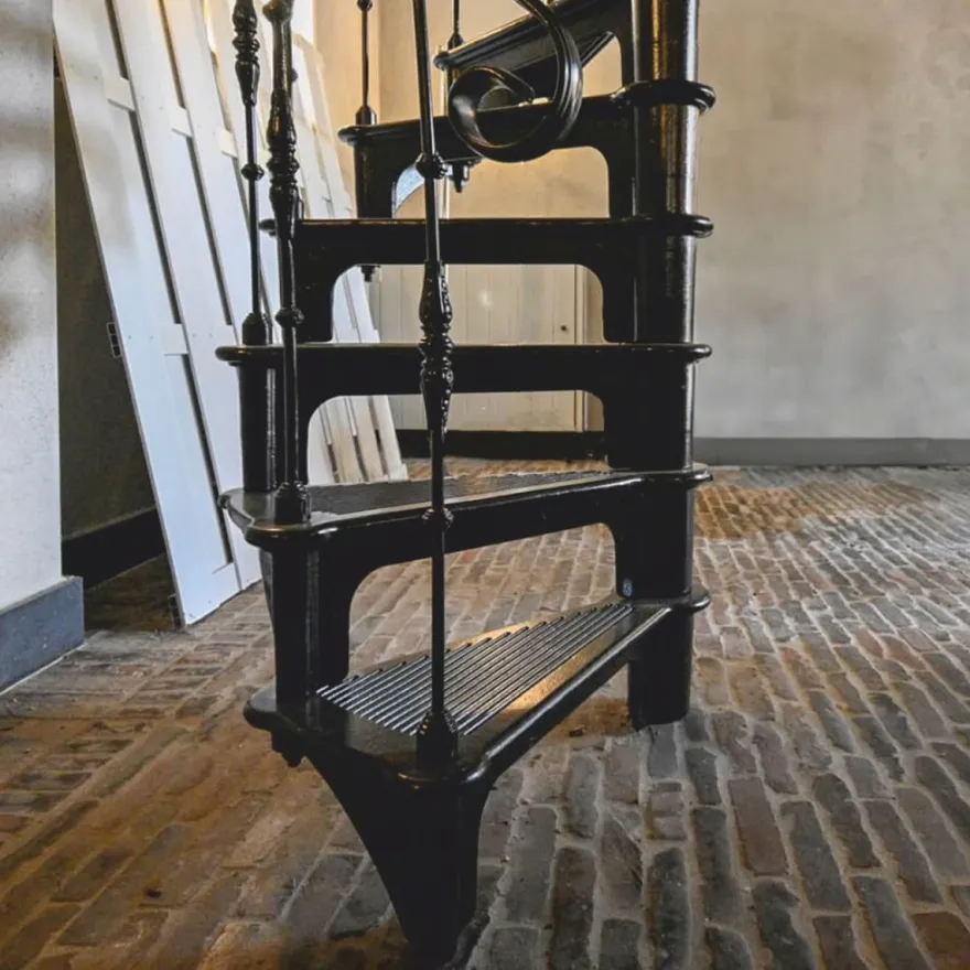 Casa Padrino Gusseisen Wendeltreppe mit Geländer linke Seite Schwarz H. 300 cm - Rustikale Spiraltreppe