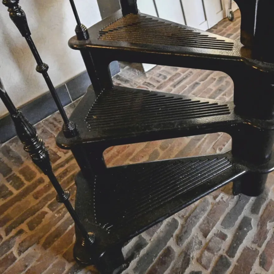 Casa Padrino Gusseisen Wendeltreppe mit Geländer linke Seite Schwarz H. 300 cm - Rustikale Spiraltreppe