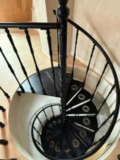 Casa Padrino Gusseisen Wendeltreppe Weiß Ø 155 x H. 260 cm - Rustikale Spiraltreppe mit 13 Stufen - Massive Gusseisen Treppe