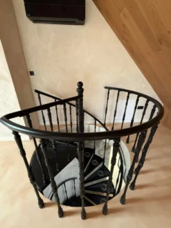 Casa Padrino Gusseisen Wendeltreppe Weiß Ø 155 x H. 260 cm - Rustikale Spiraltreppe mit 13 Stufen - Massive Gusseisen Treppe