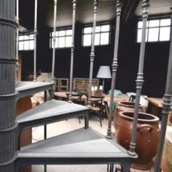 Casa Padrino Gusseisen Wendeltreppe mit Geländer rechte Seite Grau H. 289 cm - Rustikale Spiraltreppe