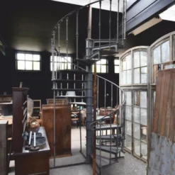 Casa Padrino Gusseisen Wendeltreppe mit Geländer rechte Seite Grau H. 289 cm - Rustikale Spiraltreppe