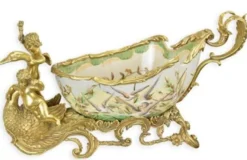 Casa Padrino Jugendstil Blumenschale mit dekorativen Engelsfiguren Mehrfarbig / Gold 46,6 x 19,2 x H. 23,5 cm - Porzellan Pflanzenschale - Barock & Jugendstil Deko Accessoires