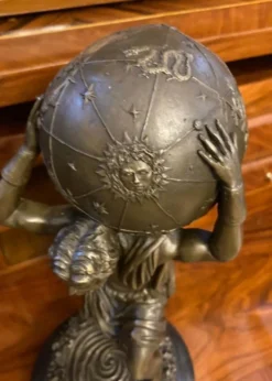 Casa Padrino Jugendstil Bronze Skulptur Mann mit Kugel Bronze / Schwarz 14 x 14 x H. 33 cm - Bronzefigur - Dekofigur - Schreibtisch Deko - Deko Accessoires - Luxus Deko