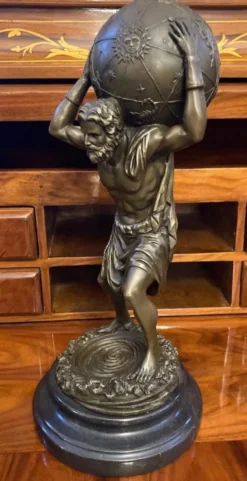 Casa Padrino Jugendstil Bronze Skulptur Mann mit Kugel Bronze / Schwarz 14 x 14 x H. 33 cm - Bronzefigur - Dekofigur - Schreibtisch Deko - Deko Accessoires - Luxus Deko