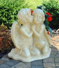 Casa Padrino Jugendstil Deko Skulptur 2 Engel Sandfarben 45 x 25 x H. 39 cm - Elegante Deko Stein Figur - Garten Deko - Barock & Jugendstil Deko Accessoires