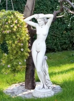 Casa Padrino Jugendstil Garten Deko Skulptur Frau Weiß / Grau H. 80 cm - Elegante Garten Deko Stein Figur - Barock & Jugendstil Garten Deko Accessoires