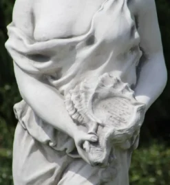 Casa Padrino Jugendstil Garten Deko Skulptur Frau mit Muschel Grau 44 x 44 x H. 138 cm - Elegante Garten Deko Stein Figur - Barock & Jugendstil Garten Deko Accessoires